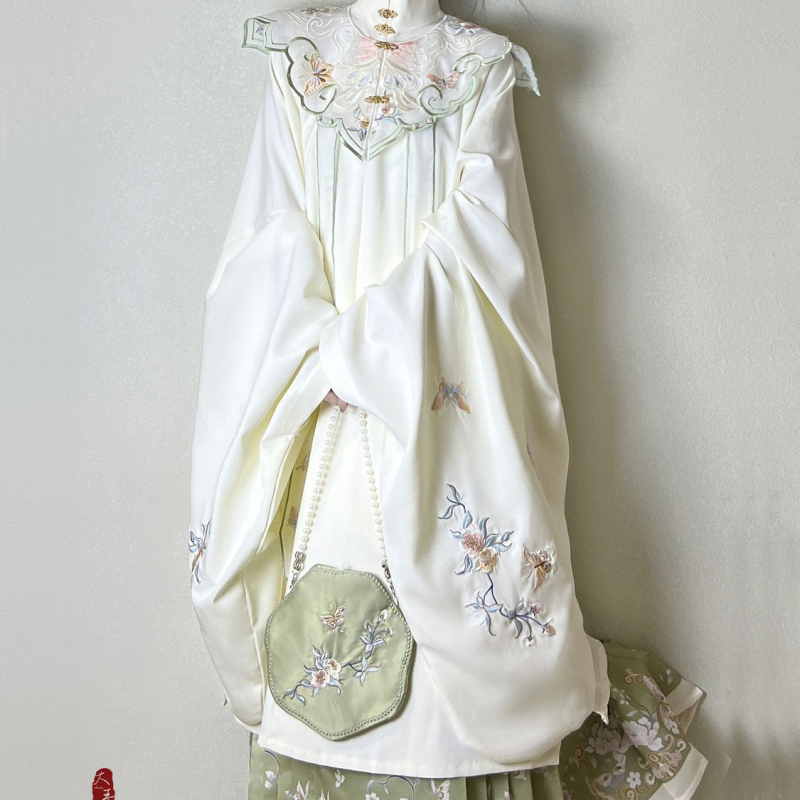 Ming-stílusú Hanfu szett: álló galléros felső, felhőhímzéses vállrész, mellény és szoknya, poliészter anyag, nyomtatás, 2023 ősz