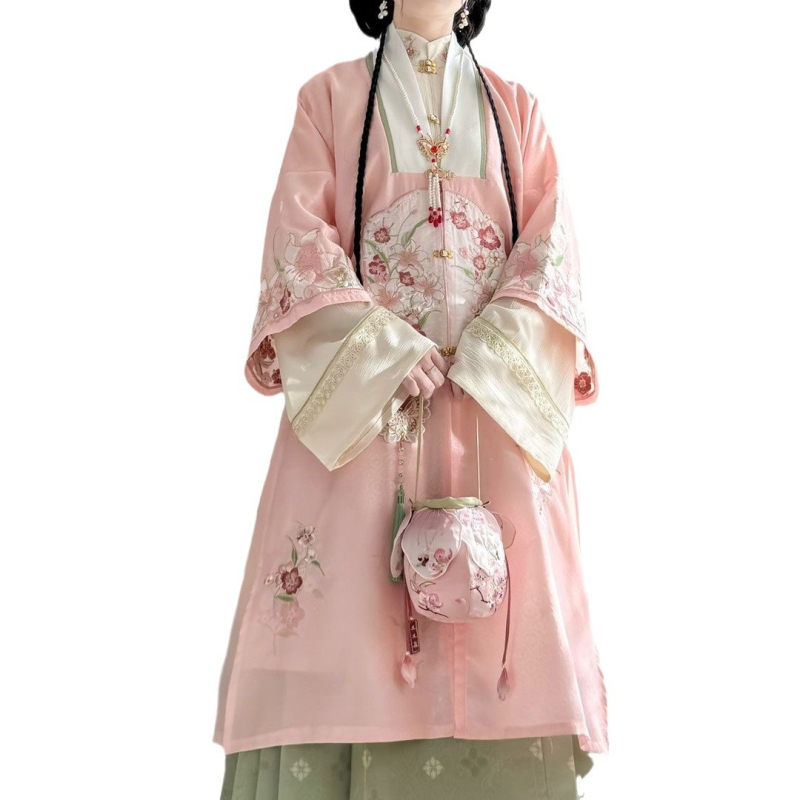 Hanfu szett: hosszú köntös álló gallérral és elöl nyíló felsőrész, hímzett; anyaga poliészter 30–50% regenerált cellulózrosttal; 2024 tavaszi kiadás