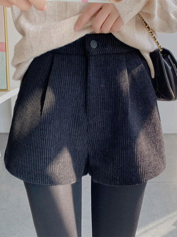 Női poliészter rövidnadrág egyenes szabású, 3/4 hosszúságú, zsebekkel, mindennapi viselet