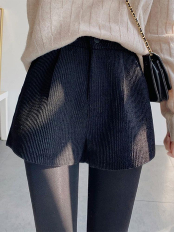 Női poliészter rövidnadrág egyenes szabású, 3/4 hosszúságú, zsebekkel, mindennapi viselet