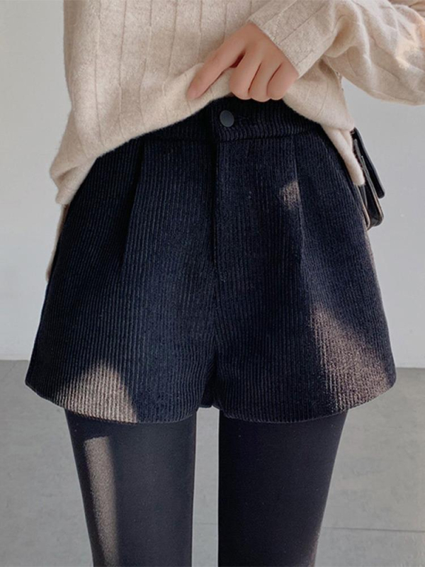 Női poliészter rövidnadrág egyenes szabású, 3/4 hosszúságú, zsebekkel, mindennapi viselet