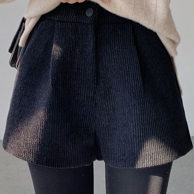 Női poliészter rövidnadrág egyenes szabású, 3/4 hosszúságú, zsebekkel, mindennapi viselet