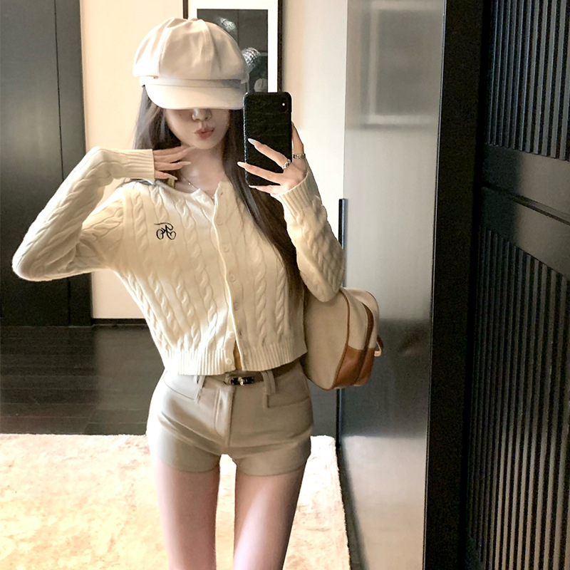 Női mindennapi nadrág magas derekú, bő szabású, 3/4 hosszú, poliészter keverék (fő 80–90%, másodlagos 70–80%), tavasz 2025, japán-koreai lazító stílus.