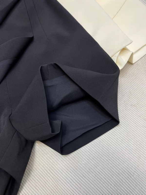 A-linijski vuneni skort s asimetričnim rubom, 70–80% vune, proljeće 2025, gradski stil svakodnevnog putovanja