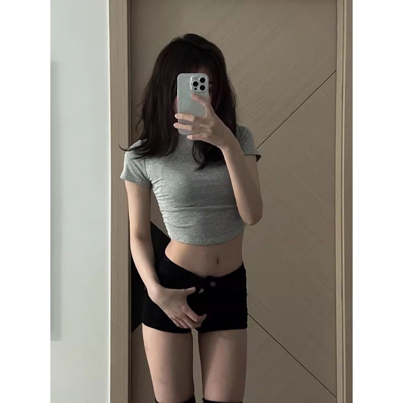 Ženski traper šorc – niski struk, uski kroj, lagana rastezljiva denim tkanina s 30–50% pamuka i <30% poliestera