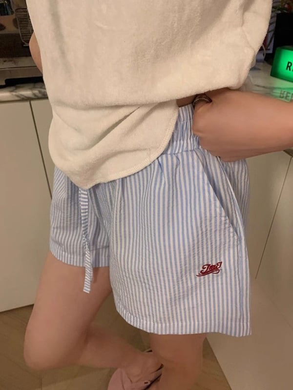 Ženske šortse s šnigrm i izšivenim slovima, visokim pojasom, duljina 3/4, ljetni casual stil, materijal poliester-spandeks