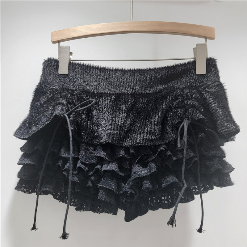 Πολυεστερικά κοντά σορτς με βελούδινα δαντελωτά πάνελ, κορδόνι ρύθμισης, χαμηλή μέση, μικροελαστικότητα, φθινόπωρο 2025