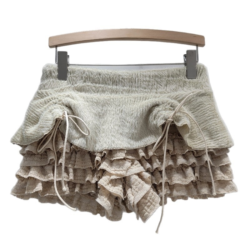 Πολυεστερικά κοντά σορτς με βελούδινα δαντελωτά πάνελ, κορδόνι ρύθμισης, χαμηλή μέση, μικροελαστικότητα, φθινόπωρο 2025