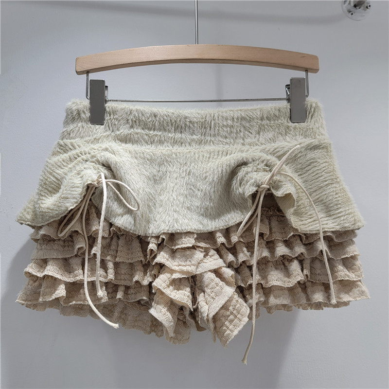 Πολυεστερικά κοντά σορτς με βελούδινα δαντελωτά πάνελ, κορδόνι ρύθμισης, χαμηλή μέση, μικροελαστικότητα, φθινόπωρο 2025