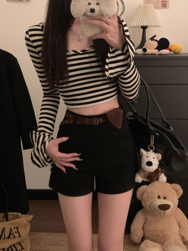 Naistele veluurist lühikesed püksid, kõrge vöökoht, kolmandik-pikkus, laia lõikega, talve 2025 kollektsioon