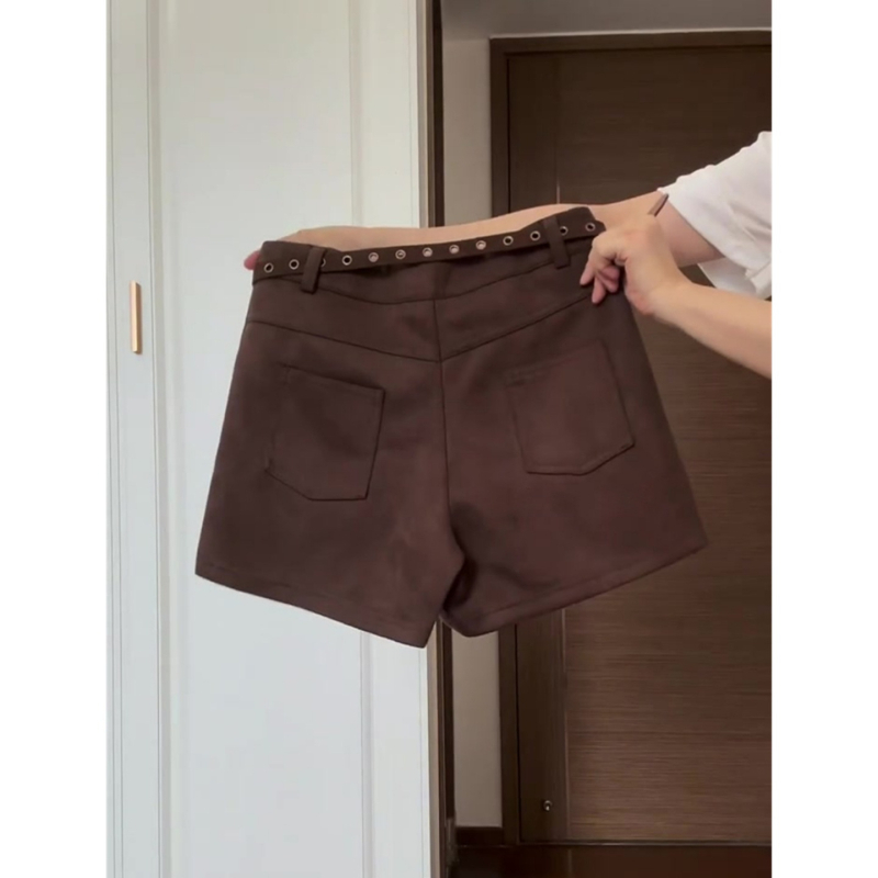Naistele veluurist lühikesed püksid, kõrge vöökoht, kolmandik-pikkus, laia lõikega, talve 2025 kollektsioon