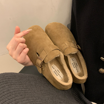 Ženske velur loaferice s kvadratnim vrhom, srednje visine peta 3–5 cm, gumeni potplat, casual stil, pogodno za zimu i jesen.