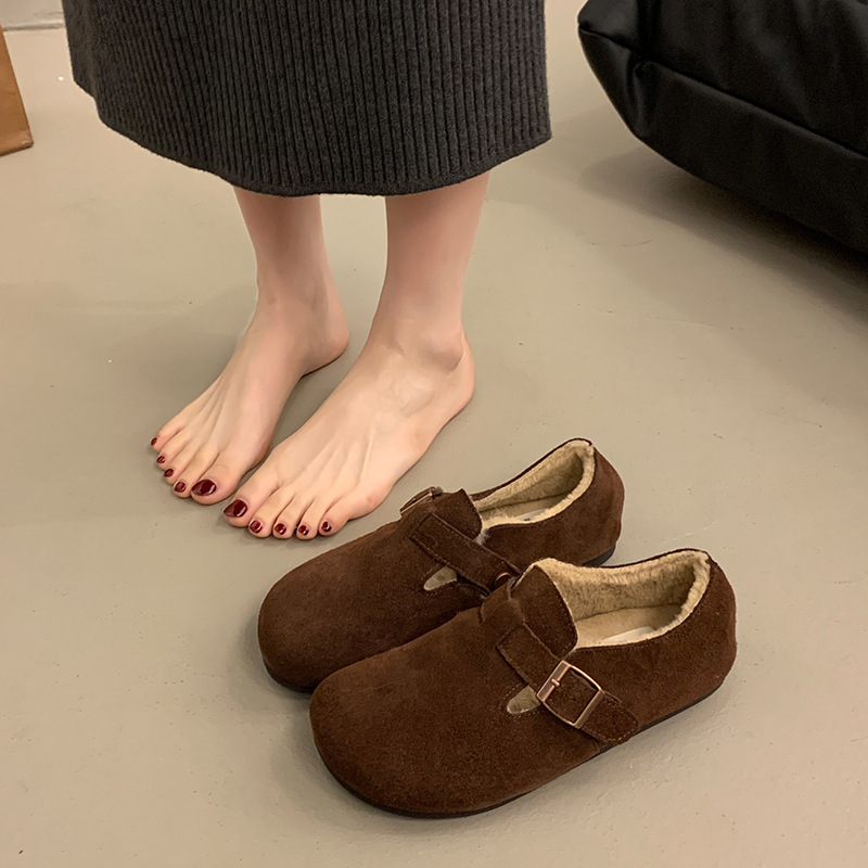 Ženske velur loaferice s kvadratnim vrhom, srednje visine peta 3–5 cm, gumeni potplat, casual stil, pogodno za zimu i jesen.