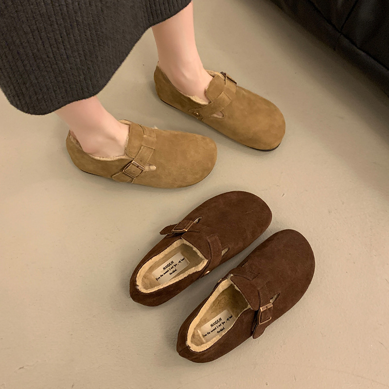 Ženske velur loaferice s kvadratnim vrhom, srednje visine peta 3–5 cm, gumeni potplat, casual stil, pogodno za zimu i jesen.