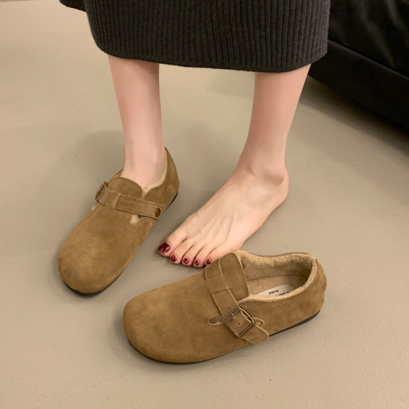 Ženske velur loaferice s kvadratnim vrhom, srednje visine peta 3–5 cm, gumeni potplat, casual stil, pogodno za zimu i jesen.