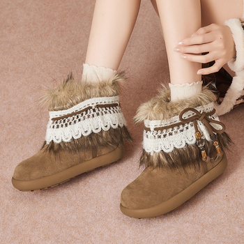 Snježne čizme s gornjim dijelom od kravlje vlaknastog baršuna, unutarnja obloga od umjetnog krzna, gumeni potplat, plosnati potpetica, visina čizme 3,5 cm