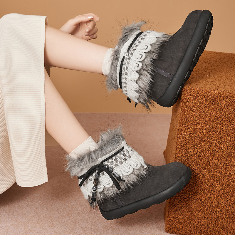 Snježne čizme s gornjim dijelom od kravlje vlaknastog baršuna, unutarnja obloga od umjetnog krzna, gumeni potplat, plosnati potpetica, visina čizme 3,5 cm