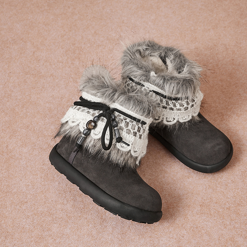 Snježne čizme s gornjim dijelom od kravlje vlaknastog baršuna, unutarnja obloga od umjetnog krzna, gumeni potplat, plosnati potpetica, visina čizme 3,5 cm