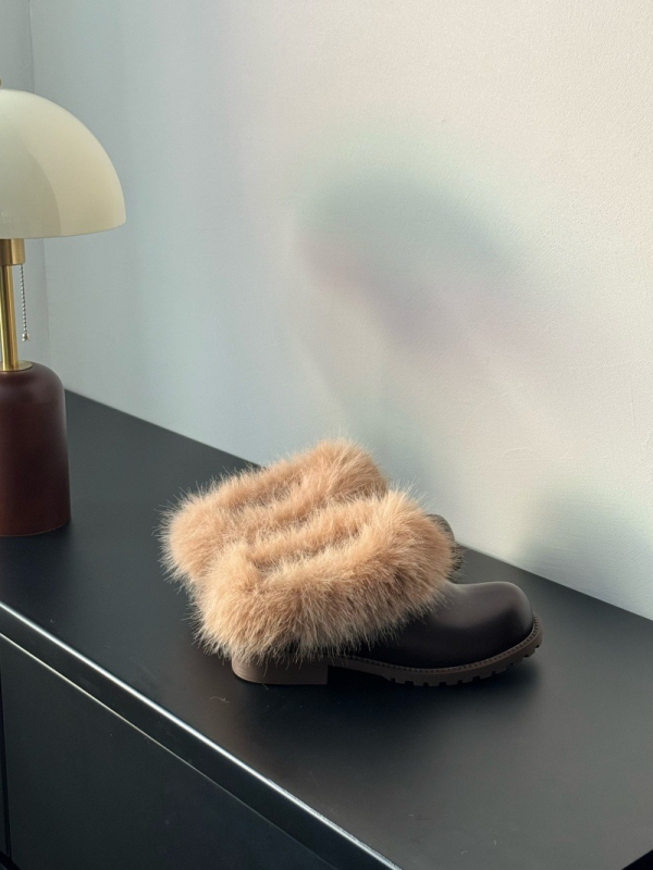 Snježne čizme s plišastim gornjim dijelom i umjetnom krznom u unutrašnjosti, bez kopčanja, niski šaft, gumeni đon, peta 3–5 cm, zima
