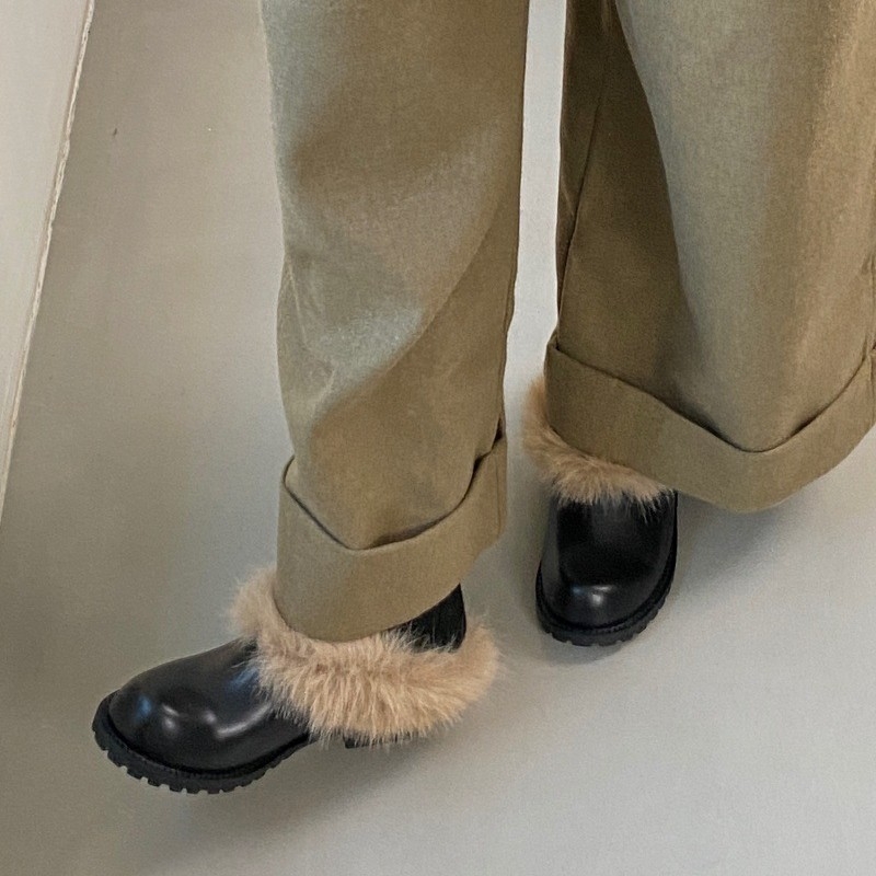 Snježne čizme s plišastim gornjim dijelom i umjetnom krznom u unutrašnjosti, bez kopčanja, niski šaft, gumeni đon, peta 3–5 cm, zima
