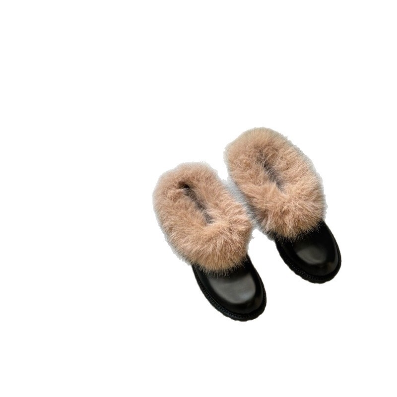 Snježne čizme s plišastim gornjim dijelom i umjetnom krznom u unutrašnjosti, bez kopčanja, niski šaft, gumeni đon, peta 3–5 cm, zima