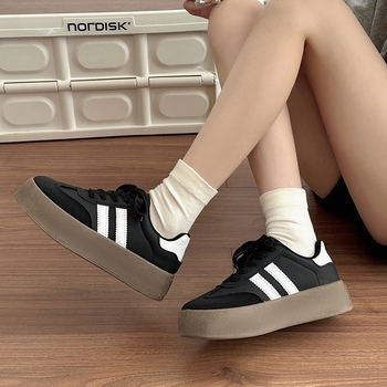 Női középmagas szárú sportcipő vastag, puha talppal, műbőr felsőrész, bőr talp, fűzős záródás, csíkos mintázat, mindennapi sportcipő