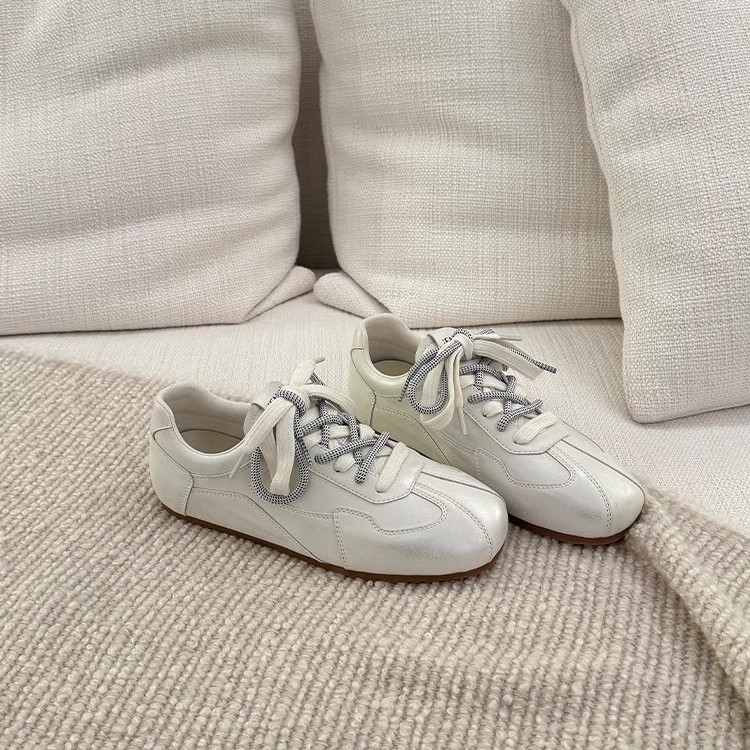 Casual női lapos cipő, microfiber felsőrész, gumírozott talp, kerek orr, alacsony boka magasságú, fűzővel záródó (Tavasz 2025)