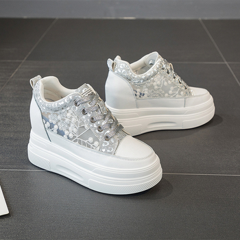 Ženske tenisice s unutarnjim povećanjem visine, gornji dio od dva sloja teleće kože, prozračna mreža, PU đon, klinasti pet, zatvaranje elastičnim trakama