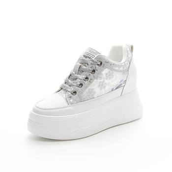 Ženske tenisice s unutarnjim povećanjem visine, gornji dio od dva sloja teleće kože, prozračna mreža, PU đon, klinasti pet, zatvaranje elastičnim trakama