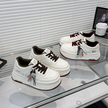 Adidași sport femei cu platformă înaltă de 5 cm, partea superioară din piele sintetică, talpă din cauciuc spumos, închidere cu șireturi, căptușeală din lână