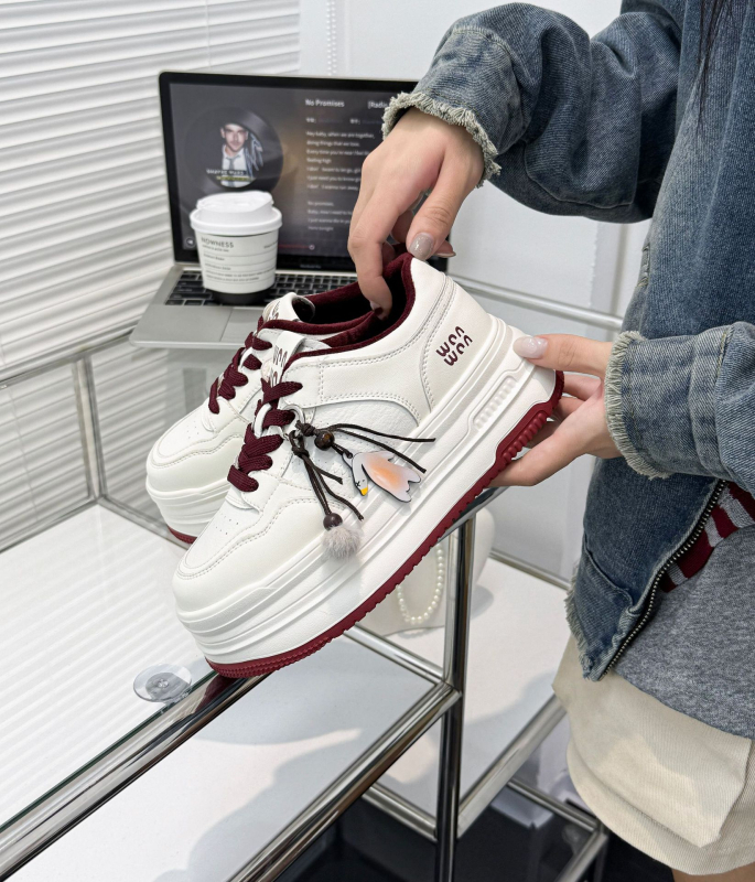 Adidași sport femei cu platformă înaltă de 5 cm, partea superioară din piele sintetică, talpă din cauciuc spumos, închidere cu șireturi, căptușeală din lână