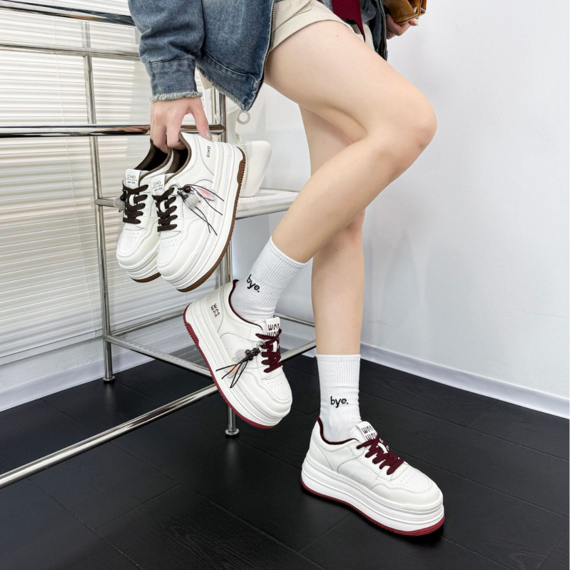 Adidași sport femei cu platformă înaltă de 5 cm, partea superioară din piele sintetică, talpă din cauciuc spumos, închidere cu șireturi, căptușeală din lână