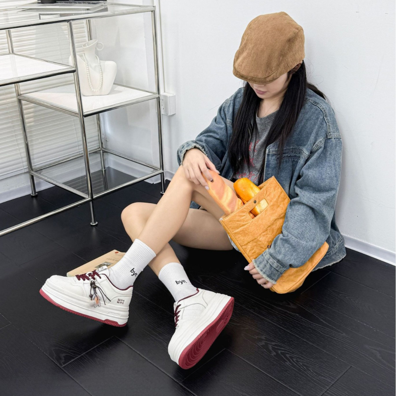 Adidași sport femei cu platformă înaltă de 5 cm, partea superioară din piele sintetică, talpă din cauciuc spumos, închidere cu șireturi, căptușeală din lână