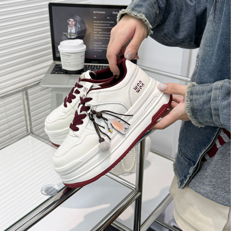 Adidași sport femei cu platformă înaltă de 5 cm, partea superioară din piele sintetică, talpă din cauciuc spumos, închidere cu șireturi, căptușeală din lână