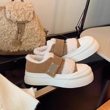 Casual tenisice s gornjim dijelom od kože goveda drugog sloja, mekana podstava, gumasta potplata, Velcro zatvaranje, srednje visoka peta, ulošak od vunenog kašmira