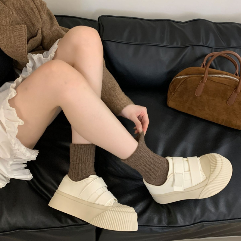 Casual tenisice s gornjim dijelom od kože goveda drugog sloja, mekana podstava, gumasta potplata, Velcro zatvaranje, srednje visoka peta, ulošak od vunenog kašmira