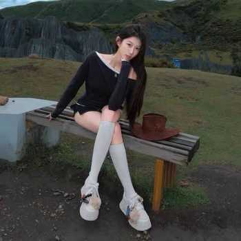 Női sneaker textil felsőrésszel, habgumival készült talppal, alacsony profil, rugalmas szalag-zárás, csíkos mintázat