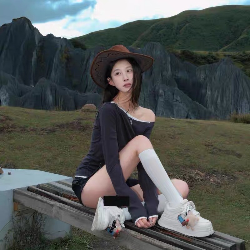 Női sneaker textil felsőrésszel, habgumival készült talppal, alacsony profil, rugalmas szalag-zárás, csíkos mintázat