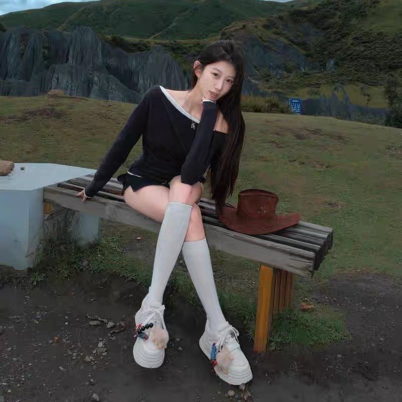 Női sneaker textil felsőrésszel, habgumival készült talppal, alacsony profil, rugalmas szalag-zárás, csíkos mintázat