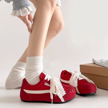Ženske tenisice Red Apple Shoes: Casual trening tenisice s brušenim gornjim dijelom, prednje vezanje, niska peta 1–3 cm, gumeni potplat