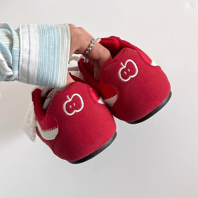 Ženske tenisice Red Apple Shoes: Casual trening tenisice s brušenim gornjim dijelom, prednje vezanje, niska peta 1–3 cm, gumeni potplat