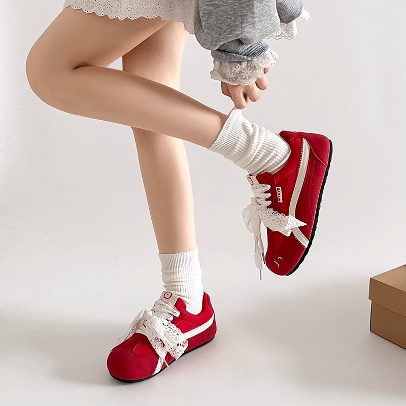 Ženske tenisice Red Apple Shoes: Casual trening tenisice s brušenim gornjim dijelom, prednje vezanje, niska peta 1–3 cm, gumeni potplat