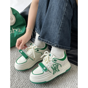 Platformos sportcipő vastag talppal, PU felsőrész, kerek orr, PVC talp, belső talp műszőrrel