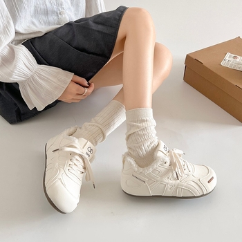 Ženske zimske sportske tenisice s fleš podstavom, vezanje, niski gornji dio, okrugli vrh, gumena potplata