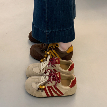 Női német katonai edzőcipő - felső rész bőrből, kerek orr, elől fűzős lezárás, alacsony profilú, gumírozott talp, őszi-téli 2025