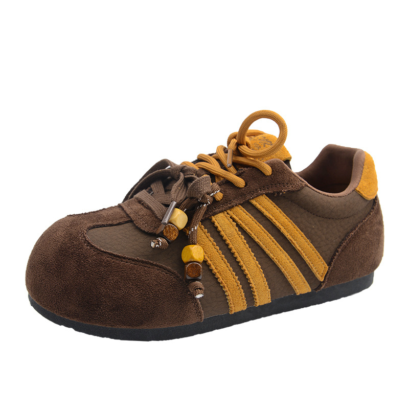 Női német katonai edzőcipő - felső rész bőrből, kerek orr, elől fűzős lezárás, alacsony profilú, gumírozott talp, őszi-téli 2025