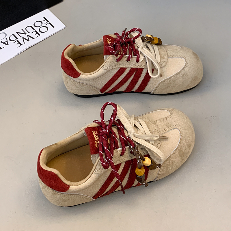 Női német katonai edzőcipő - felső rész bőrből, kerek orr, elől fűzős lezárás, alacsony profilú, gumírozott talp, őszi-téli 2025