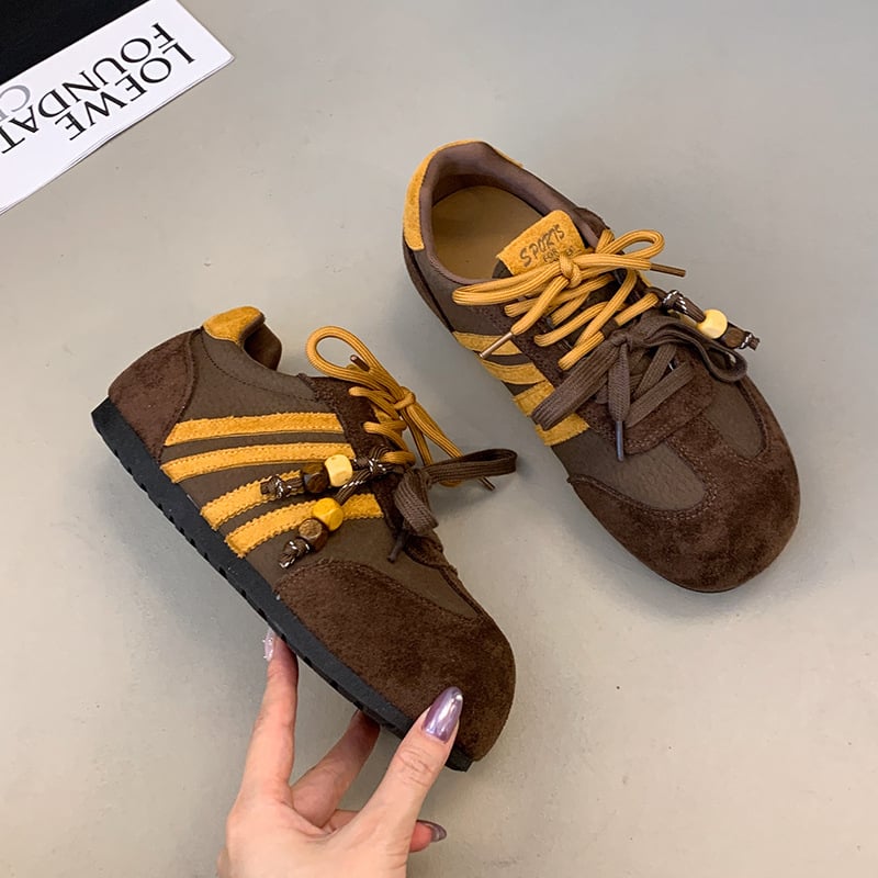 Női német katonai edzőcipő - felső rész bőrből, kerek orr, elől fűzős lezárás, alacsony profilú, gumírozott talp, őszi-téli 2025