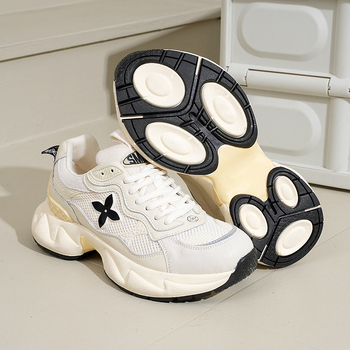 Magasságnövelő sportcipő, sportos stílus, kerek orr, bőr felsőrész, alacsony sarok 1-3 cm