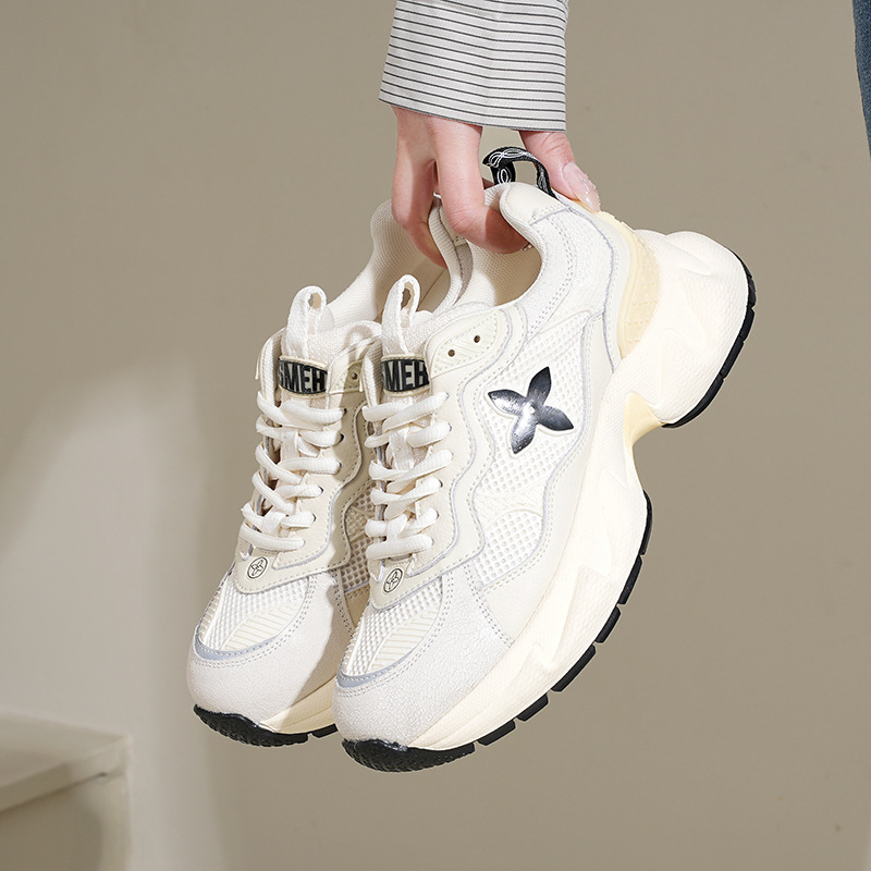 Magasságnövelő sportcipő, sportos stílus, kerek orr, bőr felsőrész, alacsony sarok 1-3 cm